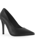 Vista diagonal de zapatilla negra de acabado cabra sintetico con tacón delgado para mujer