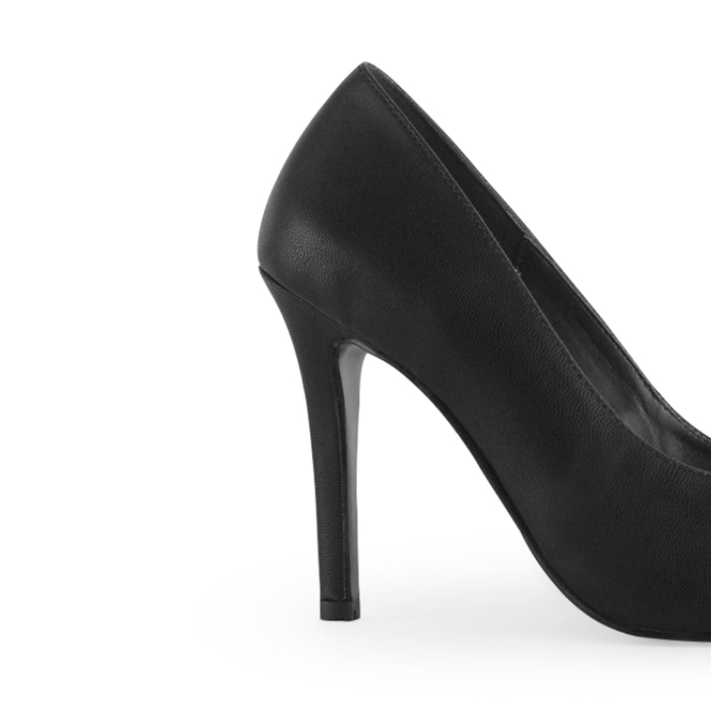 Vista trasera de zapatilla negra de acabado cabra sintetico con tacón delgado de 10cm.