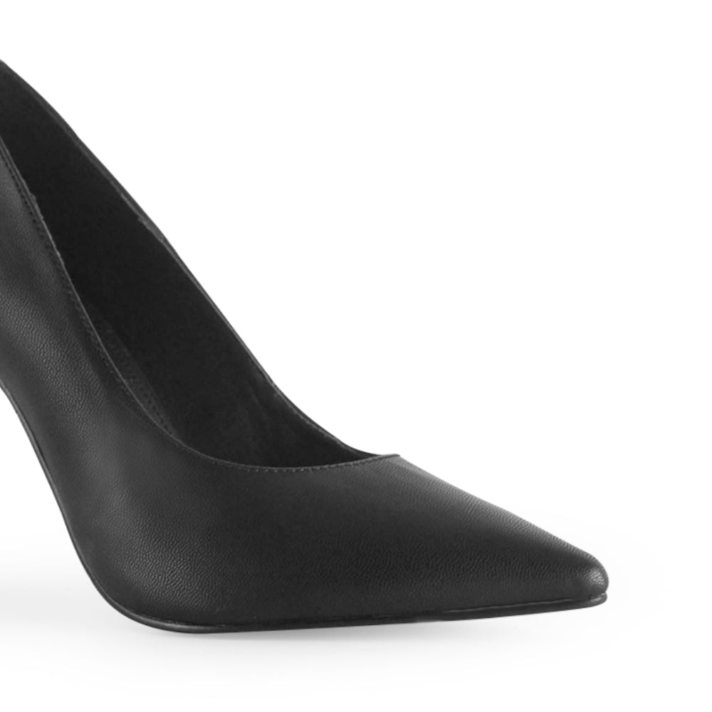 Vista a detalle de zapatilla puntal tipo stiletto con acabado cabra sintetico para mujer negro