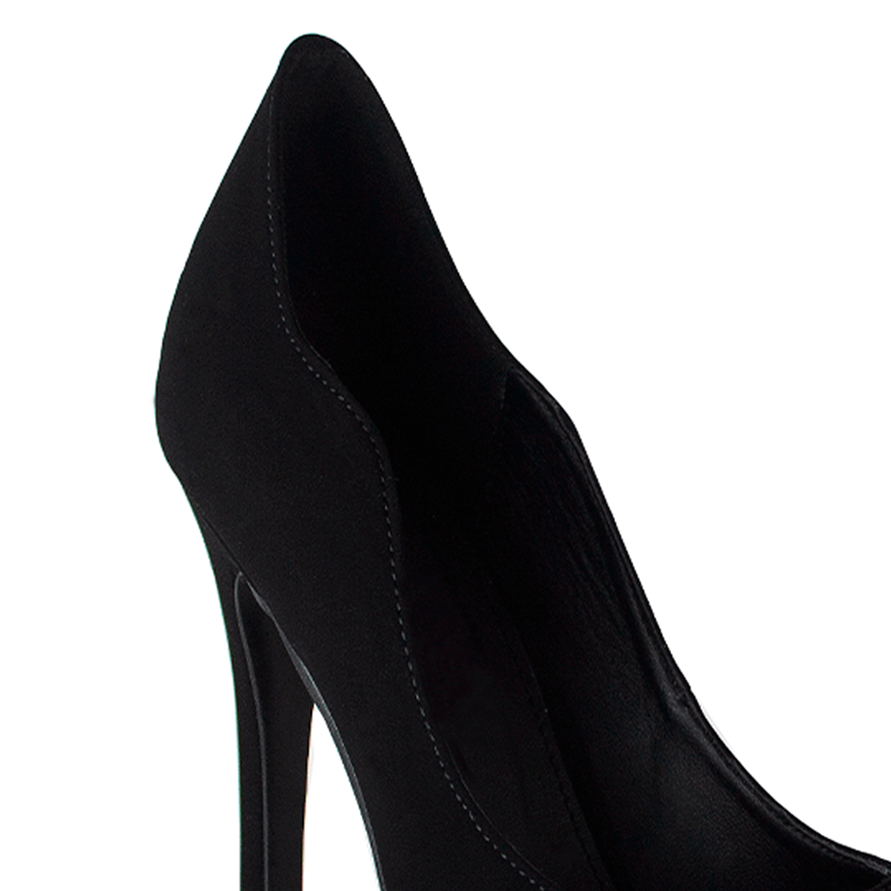 Vista trasera de tacón delgado 10cm en zapatilla puntal tipo stiletto de color negro