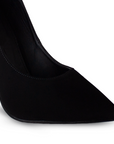 Vista de material buck en zapatilla para mujer con tacón de 10cm en color negro
