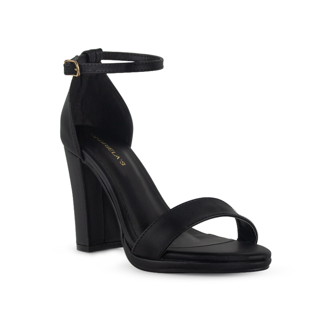 Vista diagonal de zapatilla negra en acabado cabra sintético con tacón tipo bloque de 10cm y pulsera para mujer