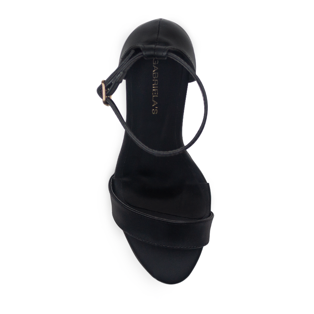 Vista superior de zapatilla con pulsera para mujer en color negro acabado cabra sintético