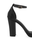 Vista trasera de zapatilla para mujer color negro acabado cabra sintético con pulsera y tacón medio de 10cm