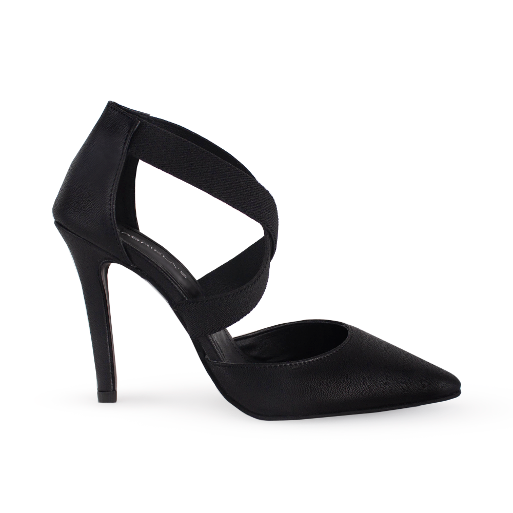 Vista lateral de zapatilla negra con tacon delgado para mujer