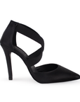 Vista lateral de zapatilla negra con tacon delgado para mujer