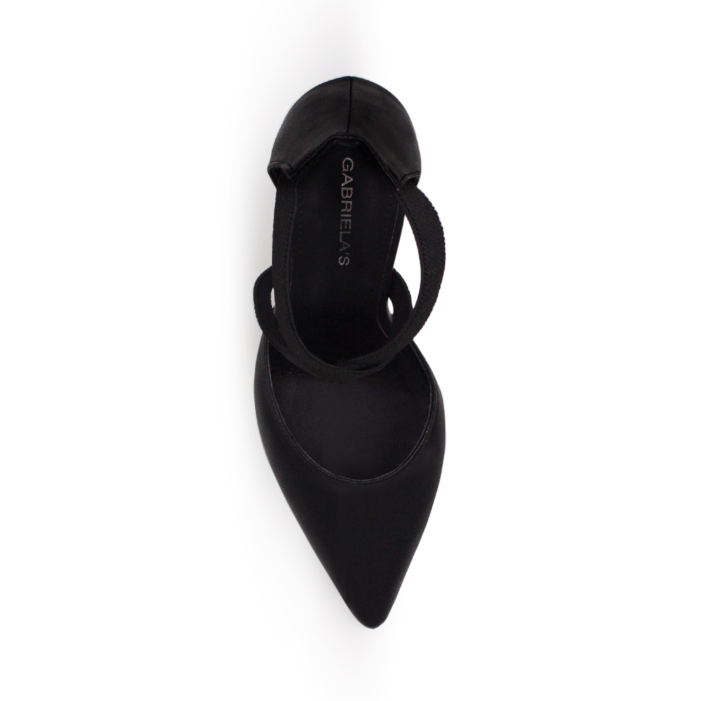 vista superior de zapatilla negra para mujer con tiras cruzadas de elastico