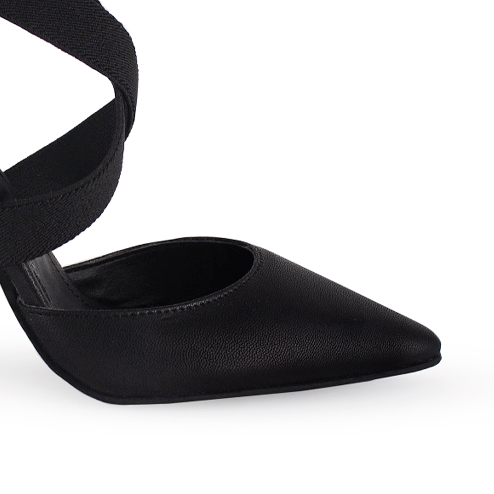 Detalle de material cabra sintetico de zapatilla negra para mujer