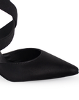 Detalle de material cabra sintetico de zapatilla negra para mujer