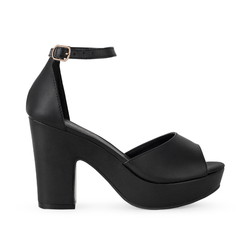 Vista lateral de zapatilla para mujer en color negro en acabado cabra sintético con pulsera y tacón ancho de 10cm