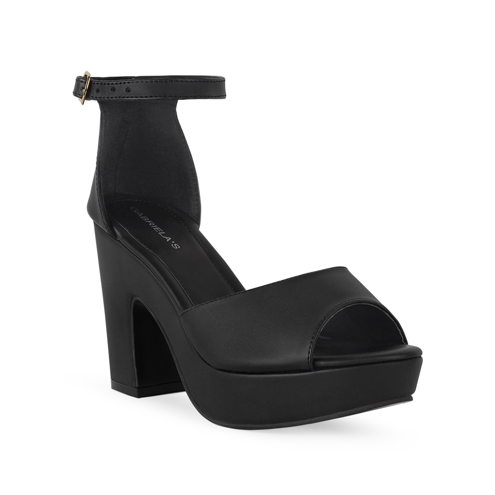 Vista diagonal de zapatilla para mujer con pulsera y tacón ancho en color negro cabra sintético