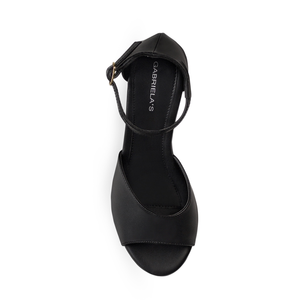 Vista superior de zapatilla negra en acabado cabra sintético para mujer con pulsera