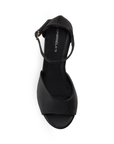 Vista superior de zapatilla negra en acabado cabra sintético para mujer con pulsera