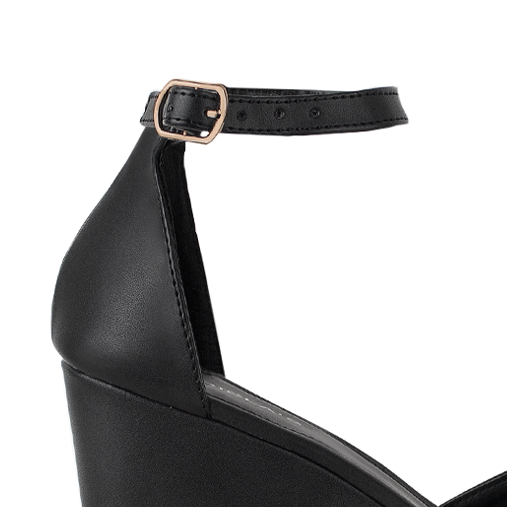 Vista de material cabra sintético en zapatilla para mujer con pulsera en color negro