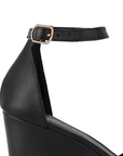 Vista de material cabra sintético en zapatilla para mujer con pulsera en color negro