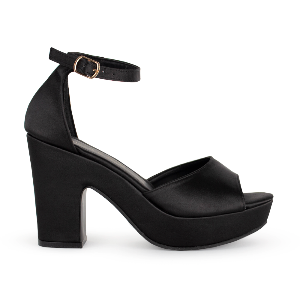 Vista lateral de zapatilla para mujer en color negro shantung con pulsera y tacón ancho de 10cm