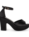 Vista lateral de zapatilla para mujer en color negro shantung con pulsera y tacón ancho de 10cm