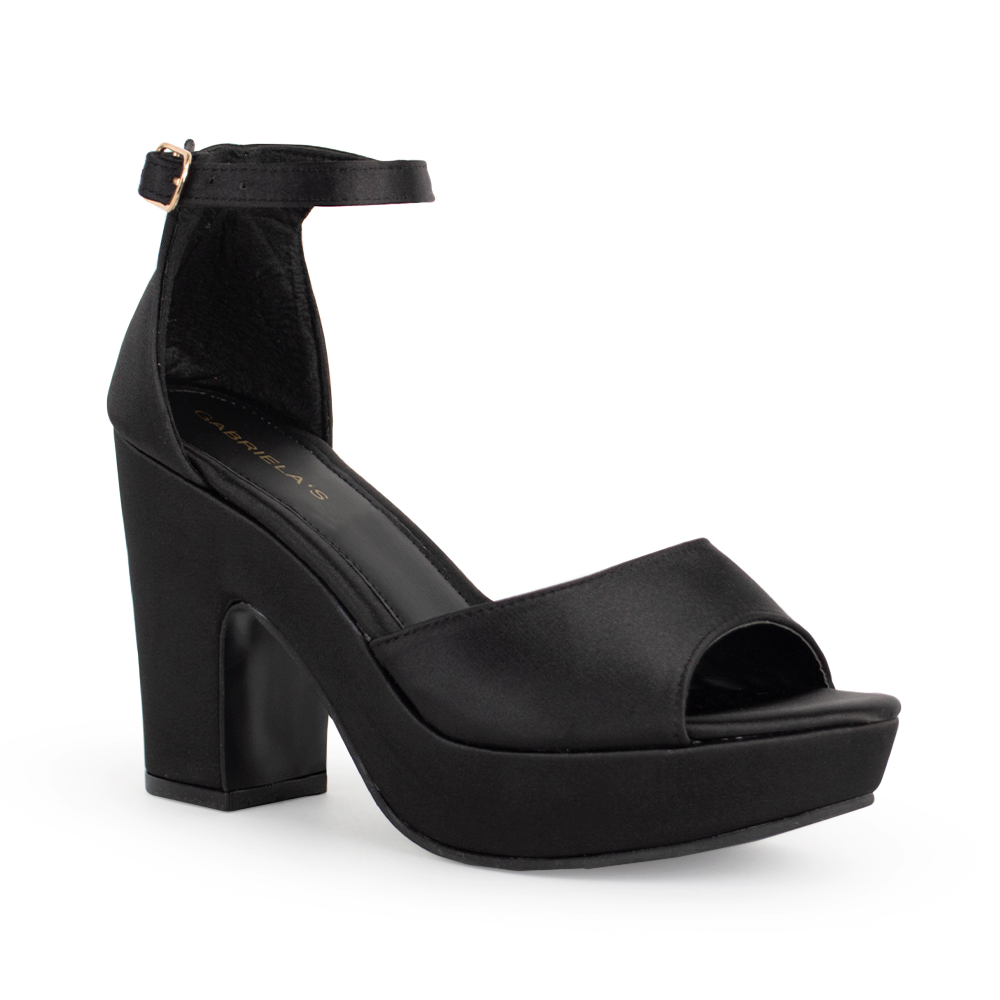 Vista diagonal de zapatilla para mujer con pulsera y tacón ancho en color negro shantung