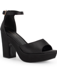 Vista diagonal de zapatilla para mujer con pulsera y tacón ancho en color negro shantung