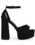 Vista lateral de zapatilla negra para mujer con pulsera y tacón alto 13cm