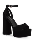 Vista diagonal de zapatilla para mujer con pulsera y tacón alto 13cm en color negro