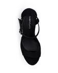 Vista superior de zapatilla con pulsera y tacón 13cm en color negro