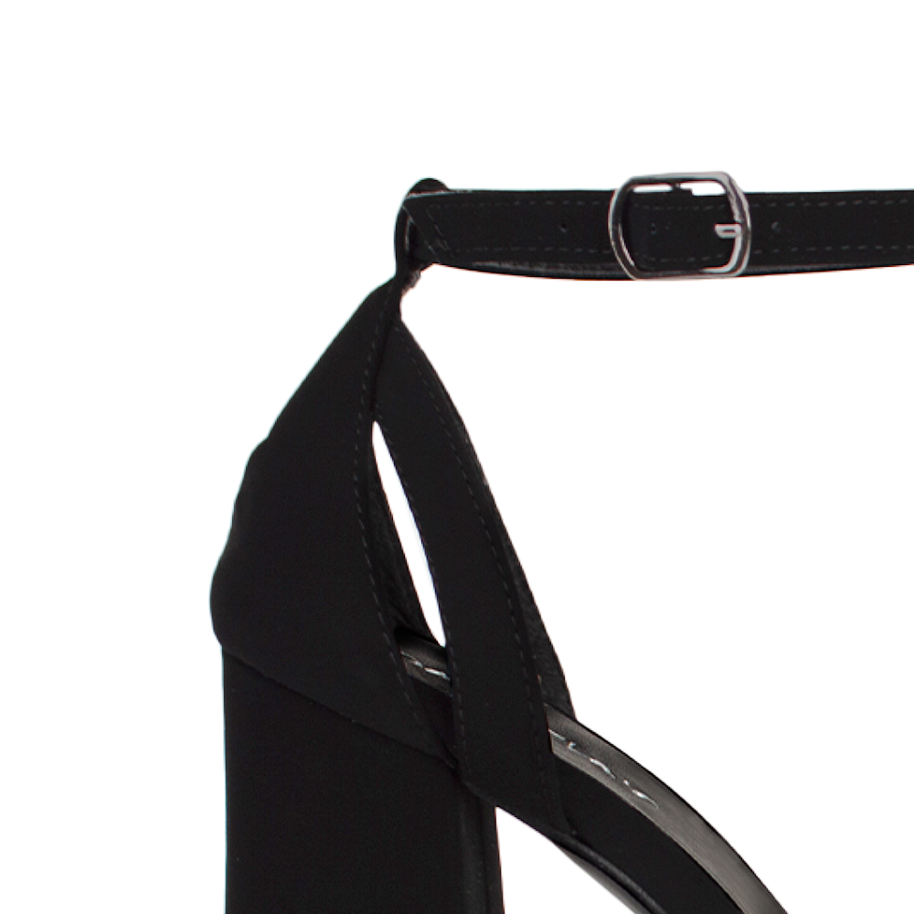 Vista a detalle de zapatilla para mujer con pulsera y tacón alto 13cm en color negro