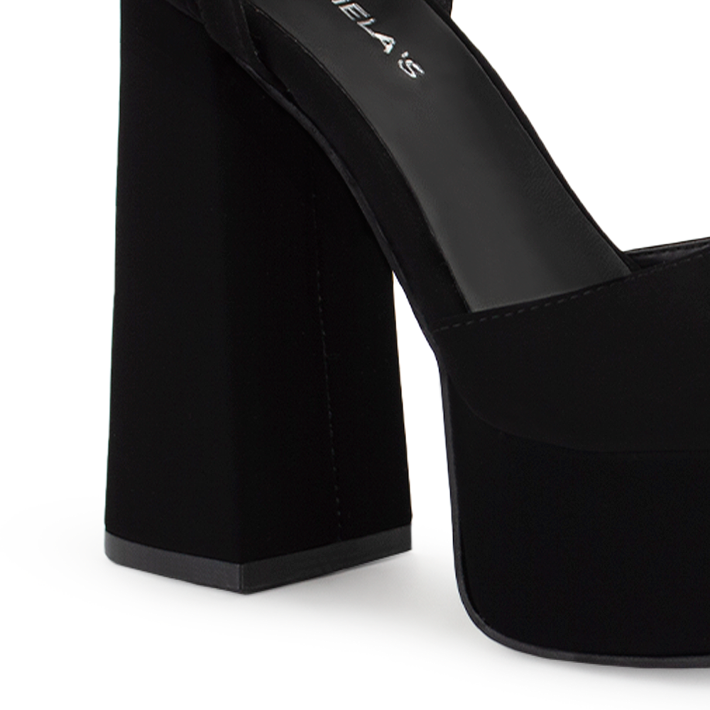 Vista trasera de tacón alto 13cm en zapatilla negra para mujer 