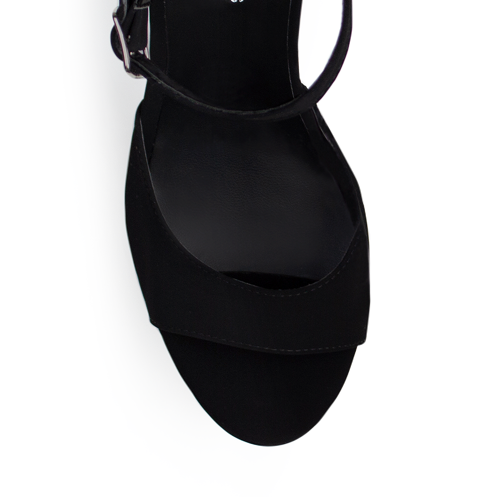 Vista de material buck en zapatilla negra con pulsera y tacón 13cm para mujer