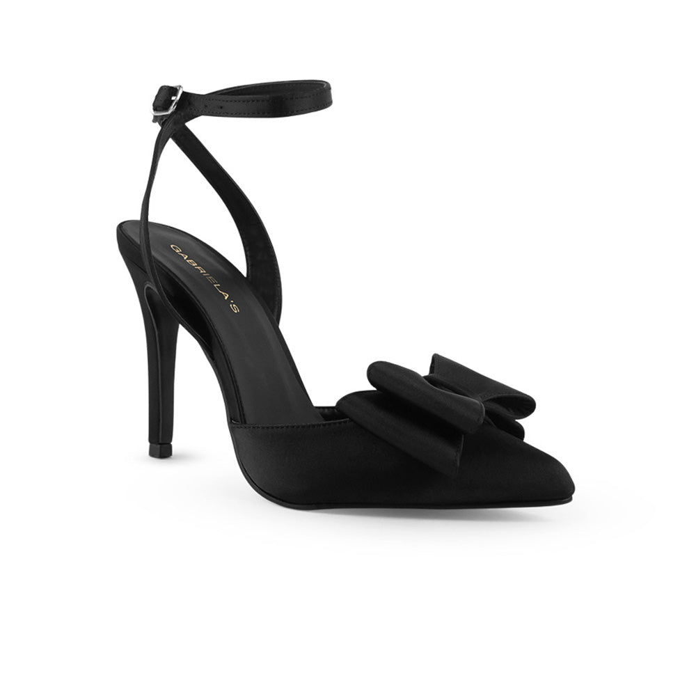 Vista lateral de zapatilla puntal para mujer con pulsera, moño y tacón alto 11cm en color negro