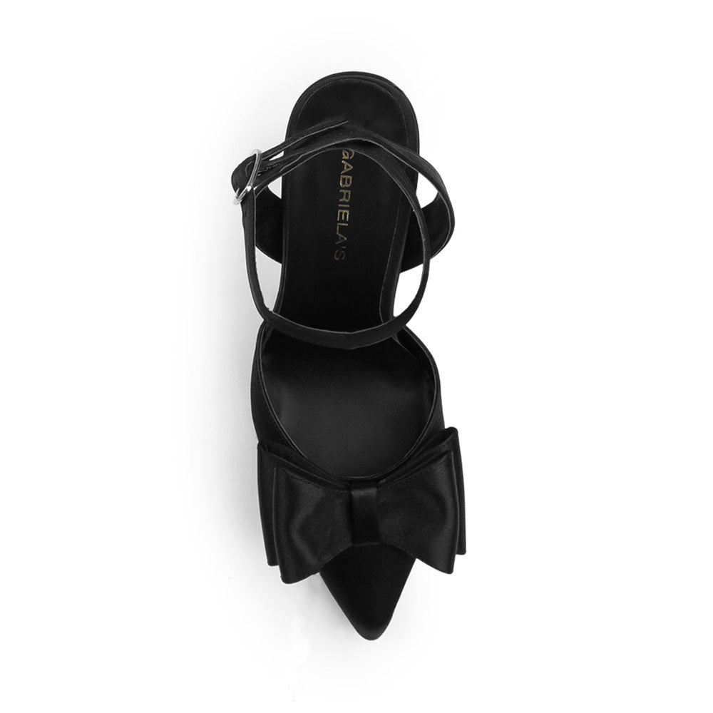 Vista superior de zapatilla negra para mujer puntal con moño y pulsera