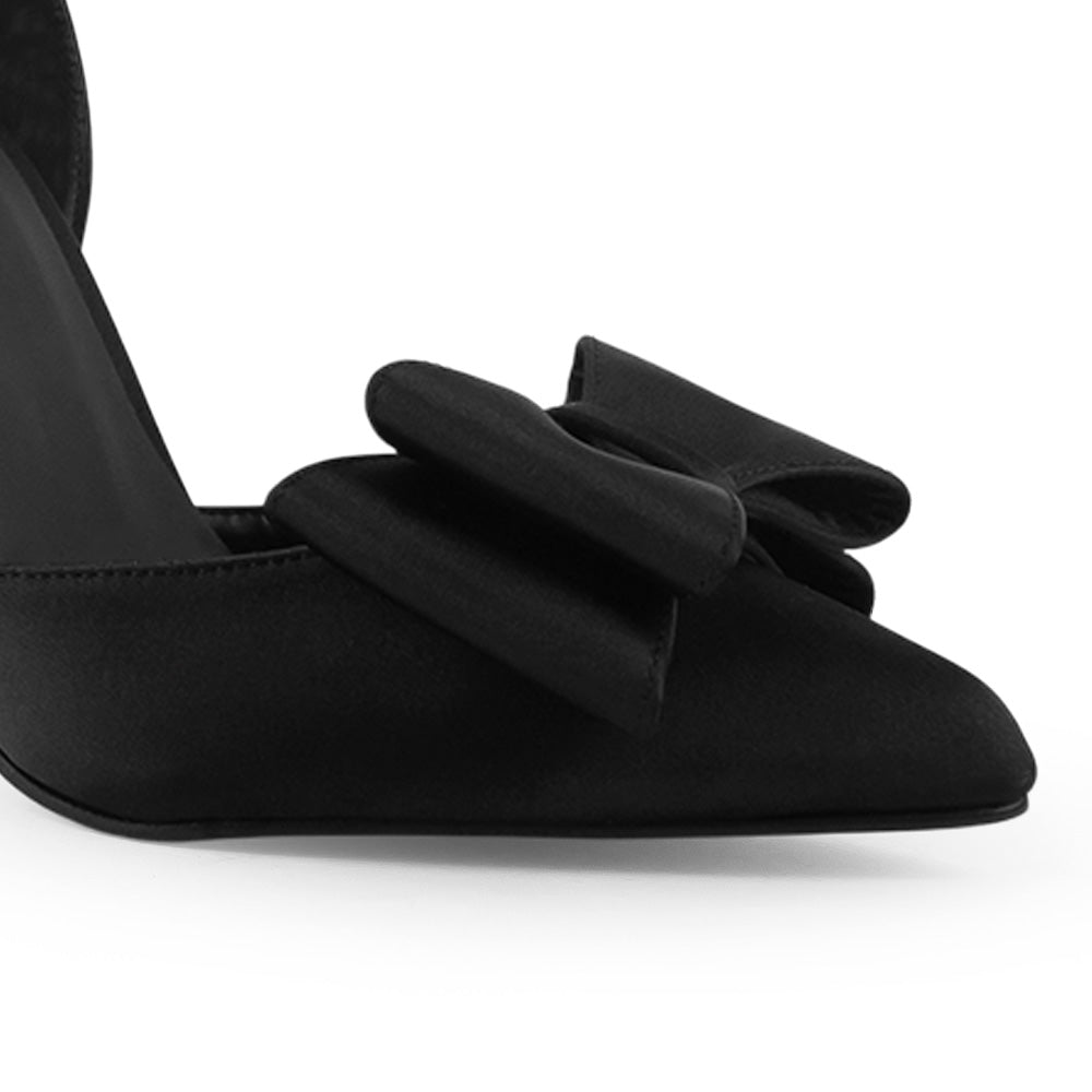 Vista a detalle de material shantung en zapatilla negra para mujer con pulsera, moño y tacón alto de 11cm