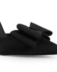 Vista a detalle de material shantung en zapatilla negra para mujer con pulsera, moño y tacón alto de 11cm