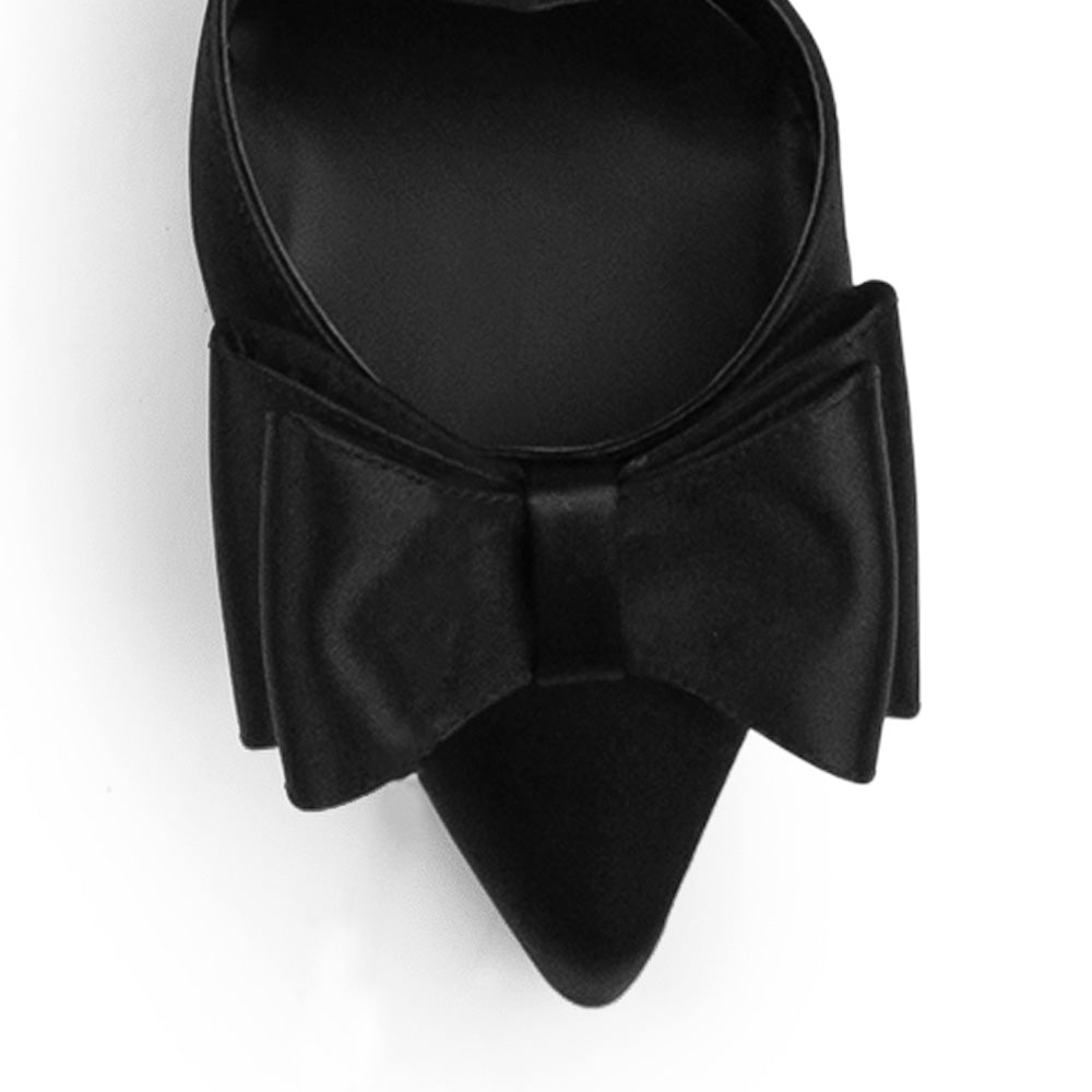 Vista a detalle de moño elegante en zapatilla tipo stiletto para mujer en color negro con tacón delgado