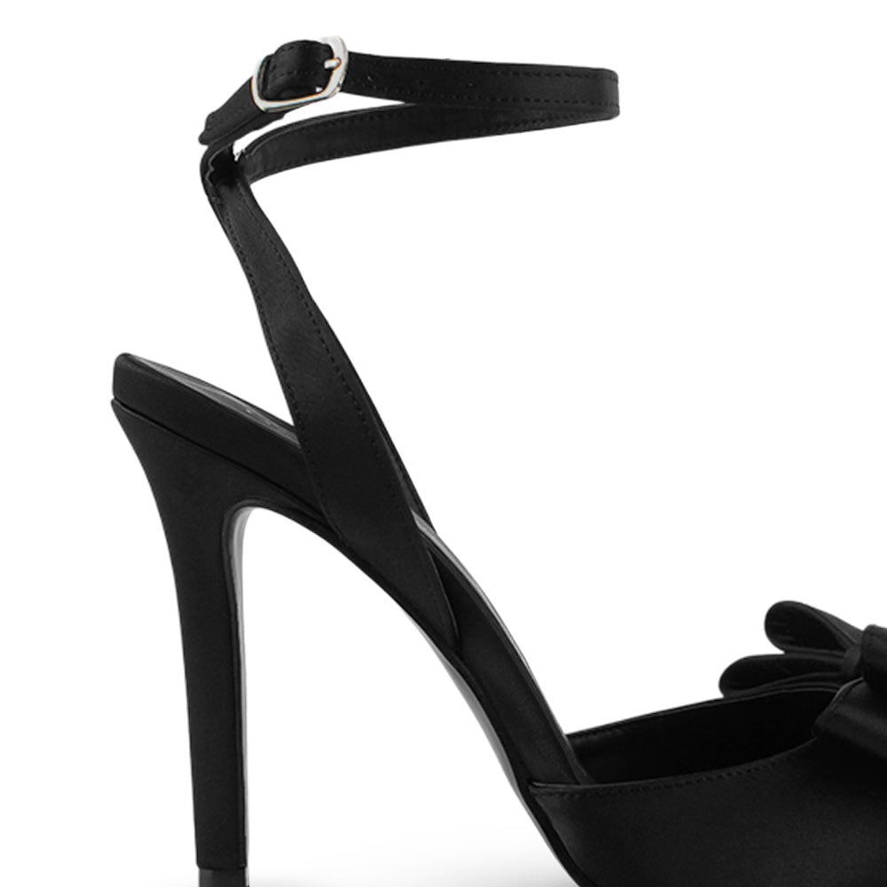 Vista a detalle de tacón delgado 11cm en zapatilla negra para mujer puntal con moño