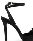 Vista a detalle de tacón delgado 11cm en zapatilla negra para mujer puntal con moño