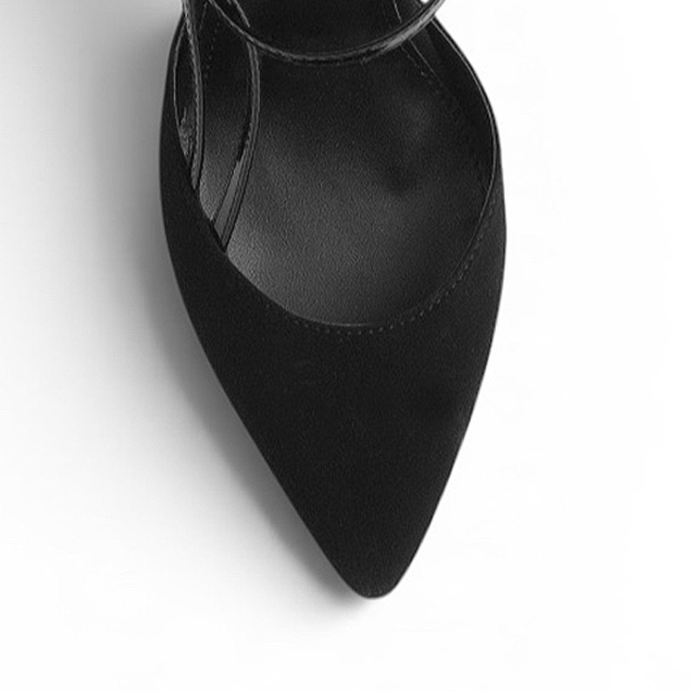 vista frontal de zapatillas negras para mujer  
