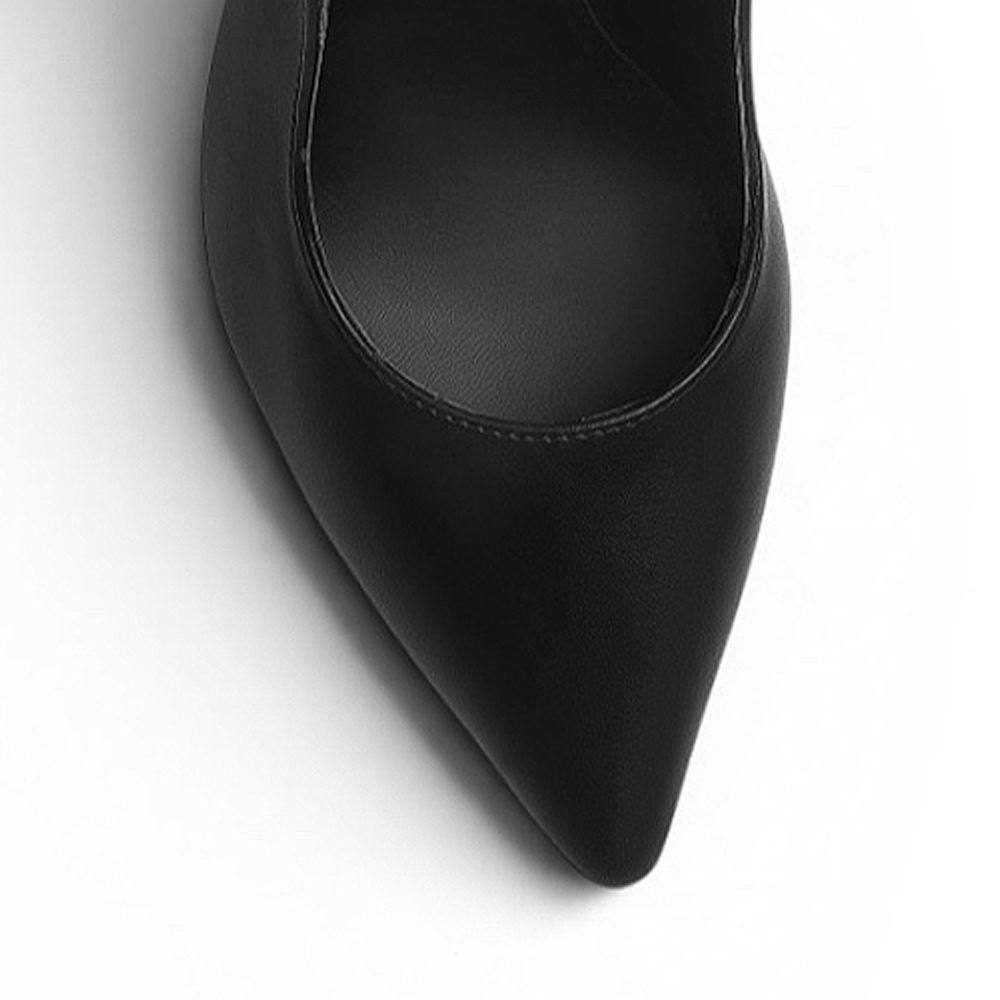 Vista del detalle de zapatillas negras destalonada de mujer con tacón alto