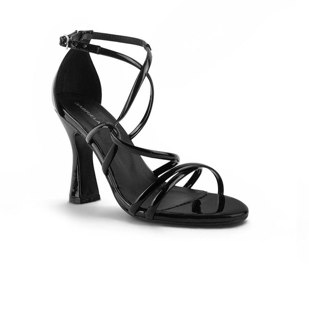vista diagonal de zapatillas negras para dama en acabado charol con tacón medio 