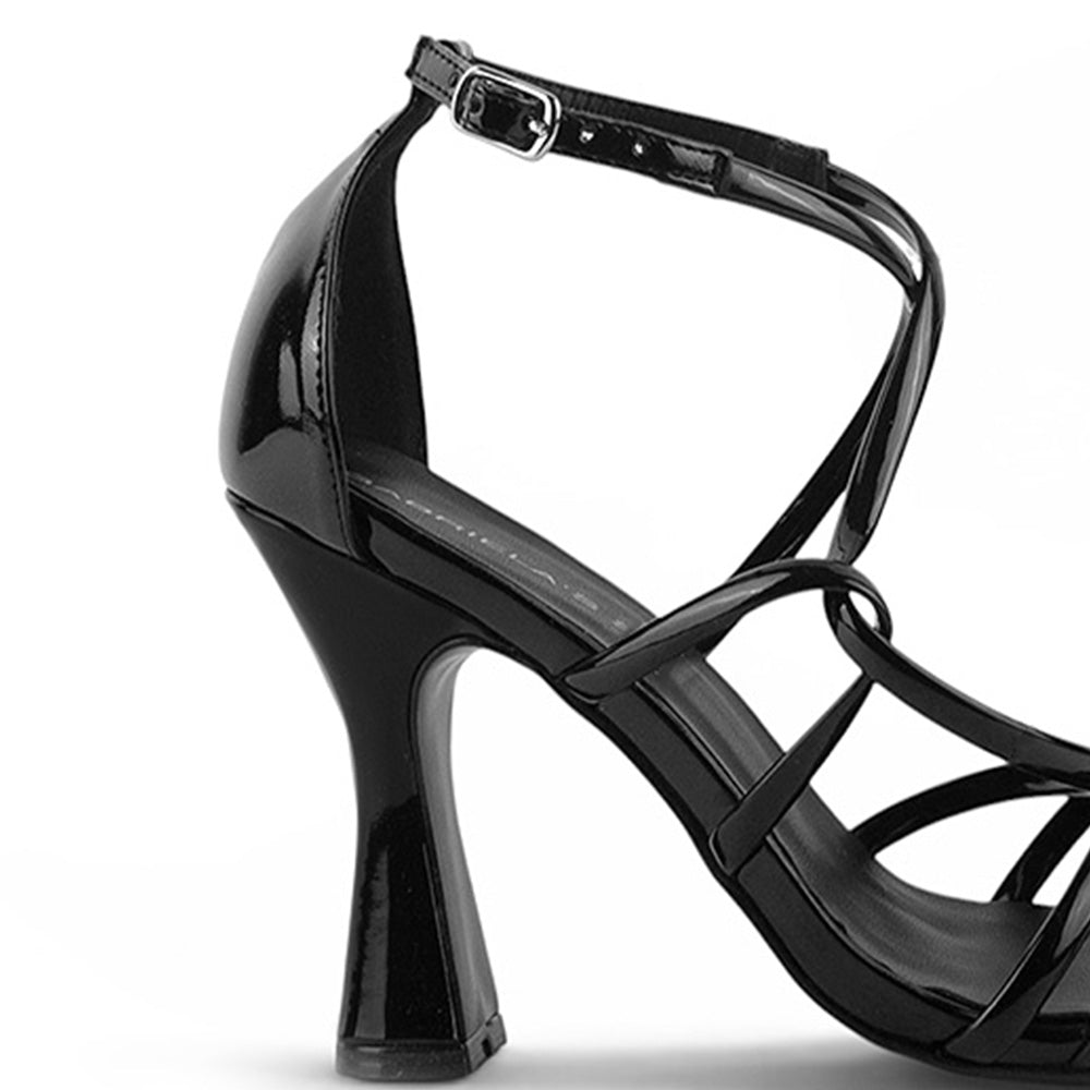 vista trasera del tacón en las zapatillas para dama negras de charol 