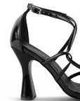 vista trasera del tacón en las zapatillas para dama negras de charol 