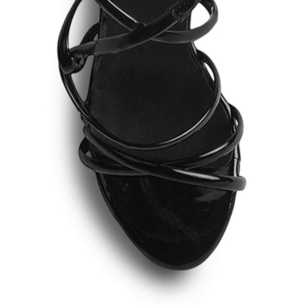 vista del detalle en las tiras cruzadas de las zapatillas negras con tacón  