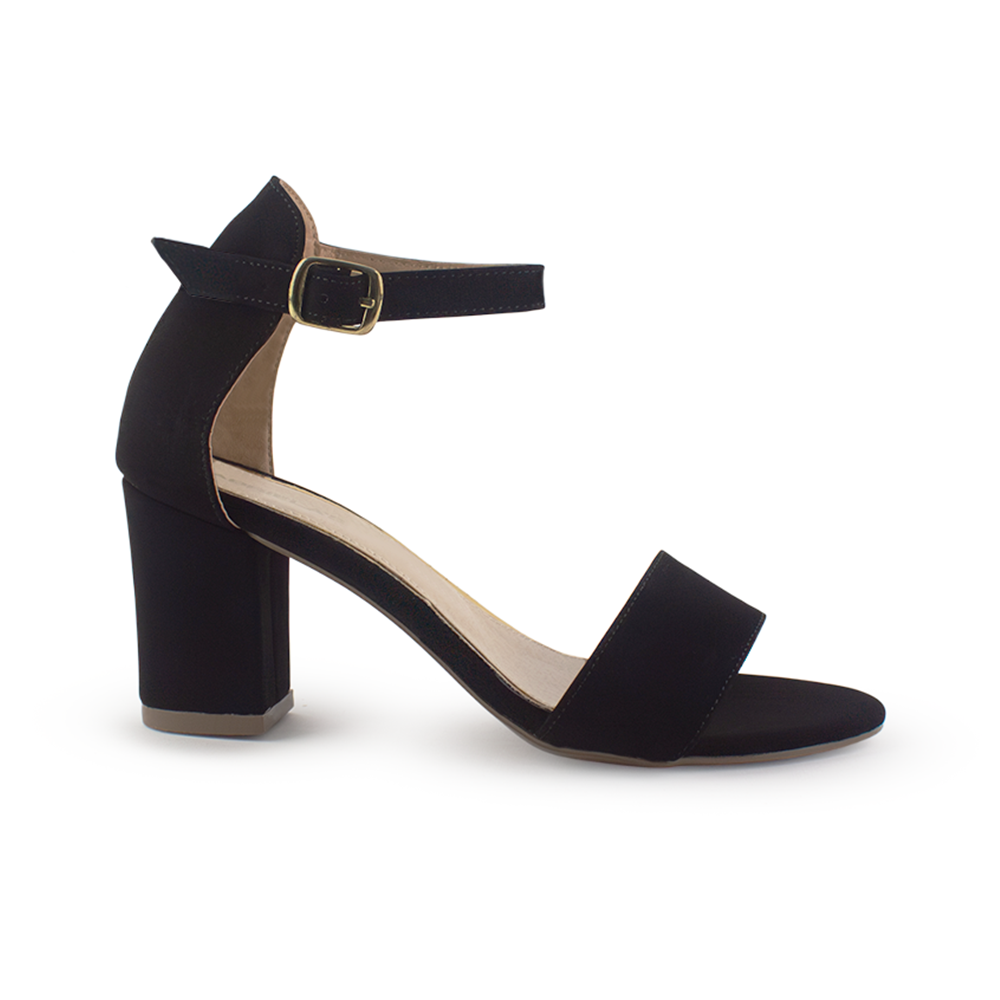 Vista lateral de zapatilla negra en acabado buck para mujer con pulsera y tacón bajo