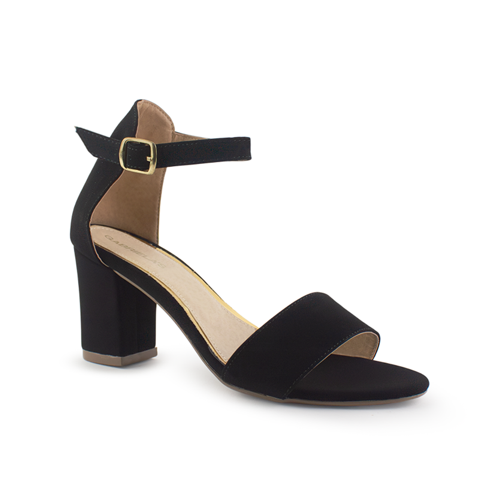 Vista diagonal de zapatilla negra en acabado buck para mujer con pulsera y tacón bajo