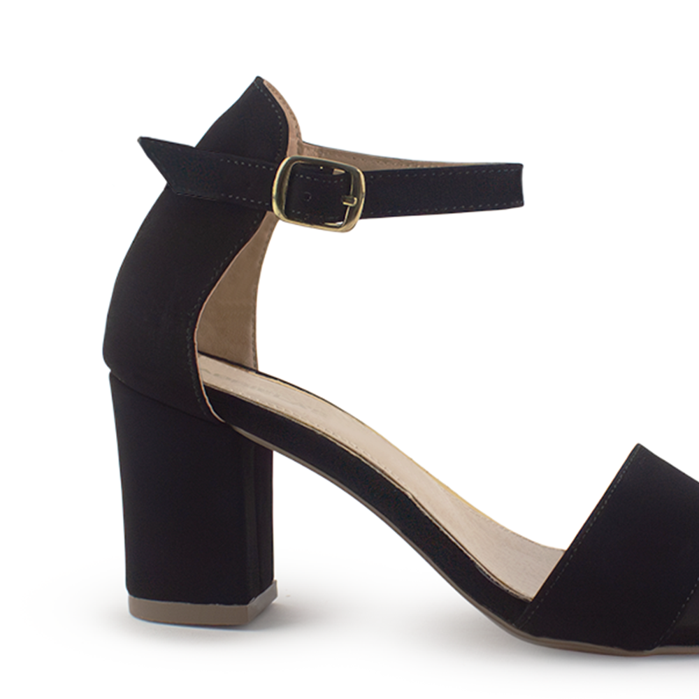 Vista trasera de tacón bajo 7cm en zapatilla negra buck para mujer con pulsera