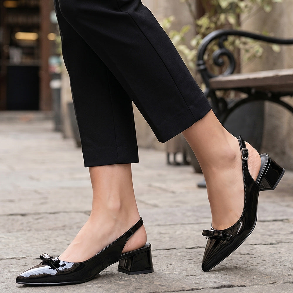 zapatillas negras de charol con talón descubierto y tacón bajo de 4cm 