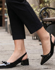 zapatillas negras de charol con talón descubierto y tacón bajo de 4cm 