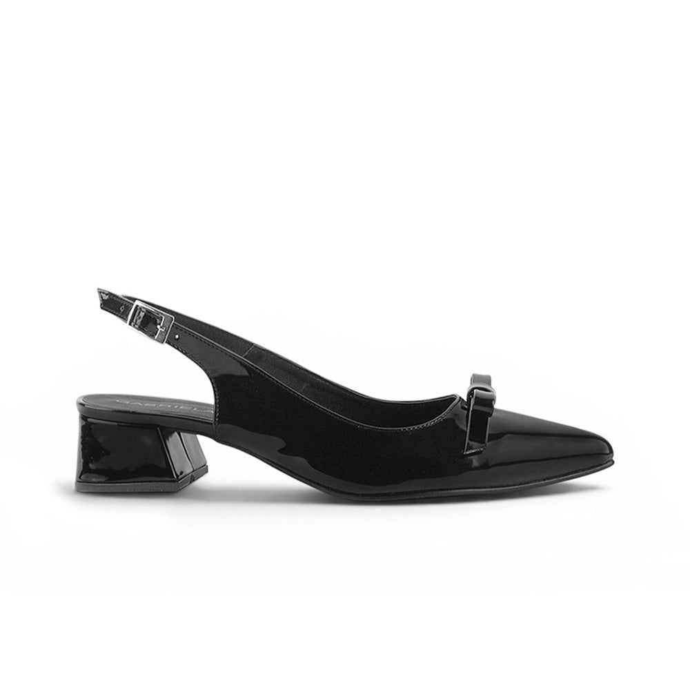 vista lateral de zapatillas negras de charol para dama con tacón bajo de 4cm y talón descubierto 