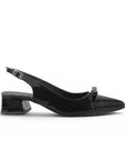 vista lateral de zapatillas negras de charol para dama con tacón bajo de 4cm y talón descubierto 