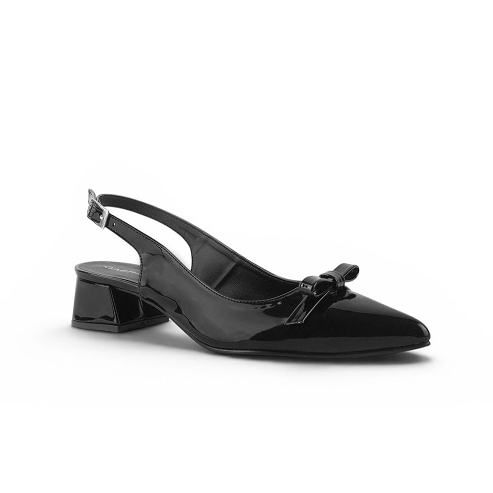 vista diagonal de zapatillas negras de charol para dama con tacón 